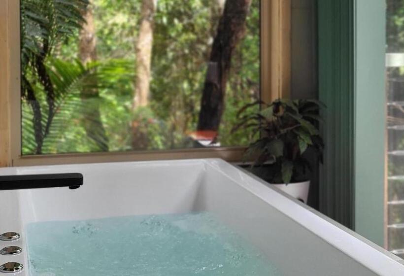 Хижина, Treetops Montville