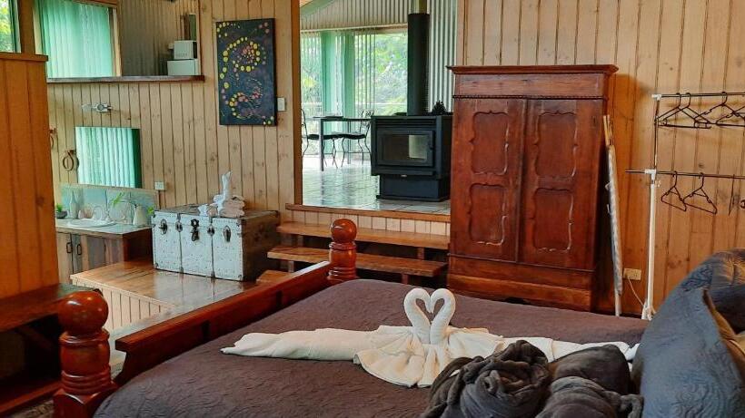 Хижина, Treetops Montville