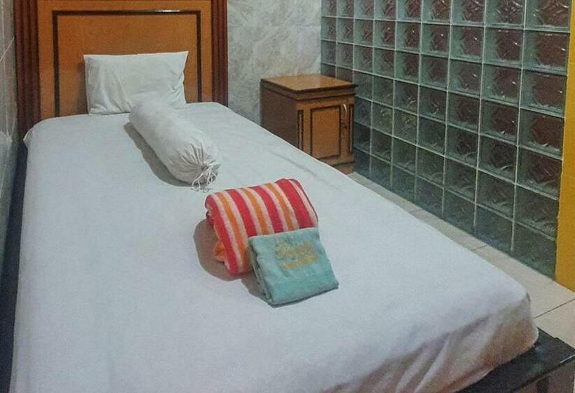 اتاق استاندارد یک نفره, Homestay Gayatri Sawojajar Near Univ Negeri Malang Kampus 2 Mitra Reddoorz