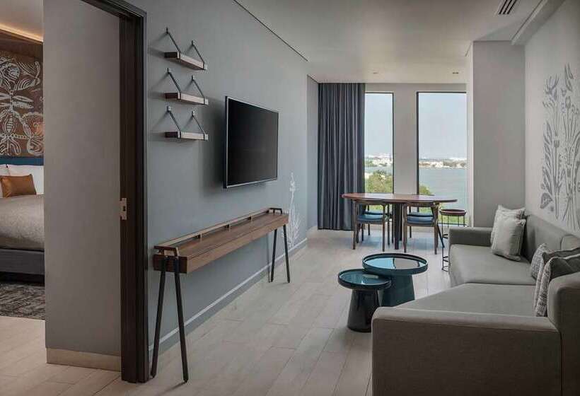 Suite mit Ausblick, Conrad Manila