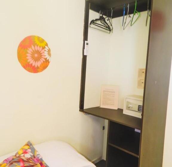 اتاق اکونومی, Hostel Stingray