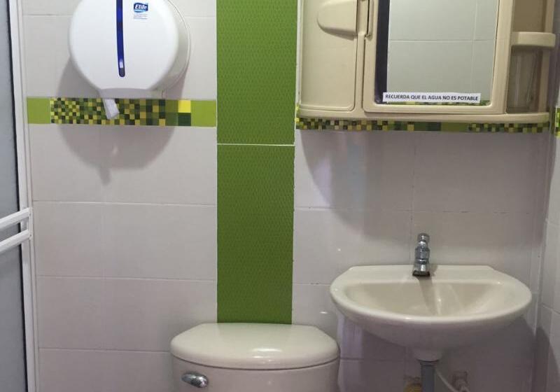 اتاق استاندارد سه تخته با بالکن, Hostel Stingray