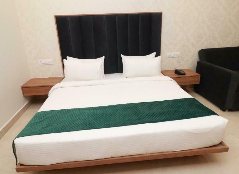 Номер Deluxe, 7 Vachan Lawns And Banquet