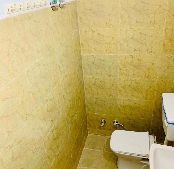 标准三人间共用浴室, Jsr Boys Hostel   Pratap Nagar