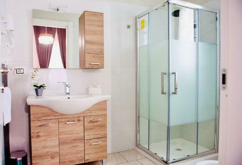 Четырехместный Номер Стандарт с Балконом, Ottaviano B&b
