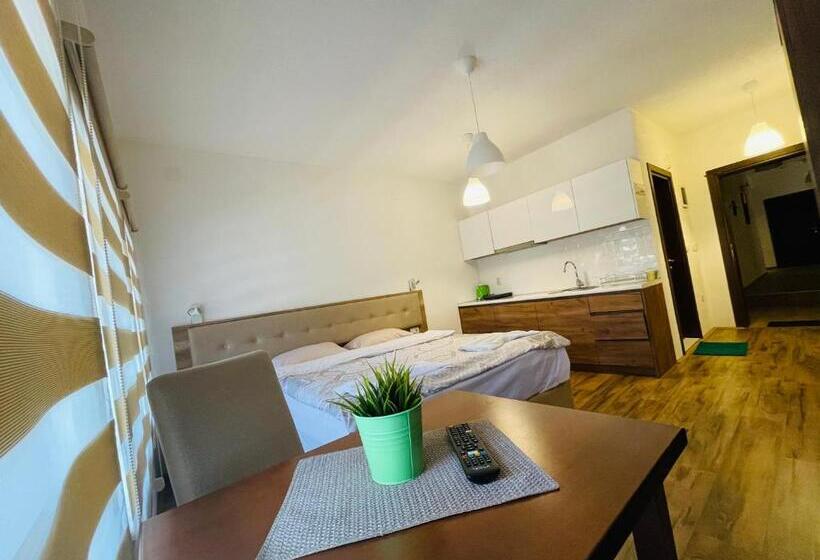 سوییت جونیور, Fuk Tak Apartmani&restoran