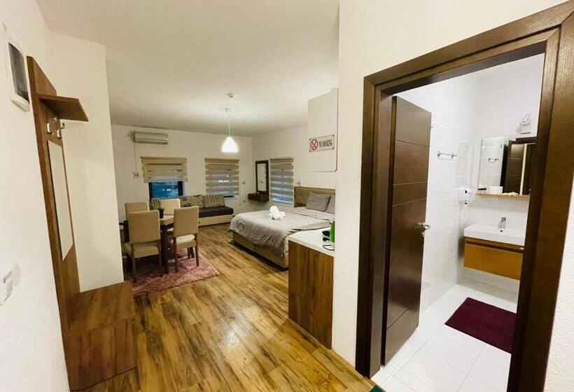 سوییت جونیور, Fuk Tak Apartmani&restoran