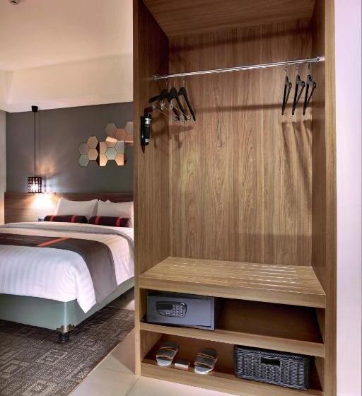 Номер Deluxe, Harper Purwakarta By Aston