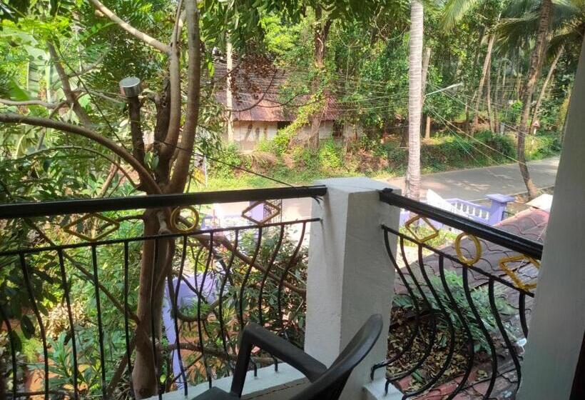 Трехместный Номер Стандарт с Балконом, Jes Guest House