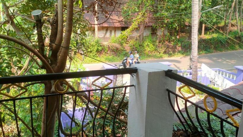 Номер Стандарт с Балконом, Jes Guest House