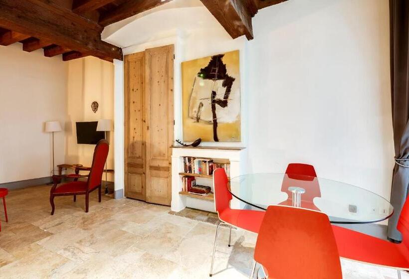 סוויטה משפחתית, La Maison Debourg