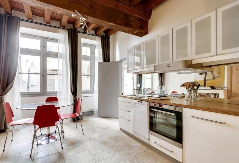 סוויטה משפחתית, La Maison Debourg