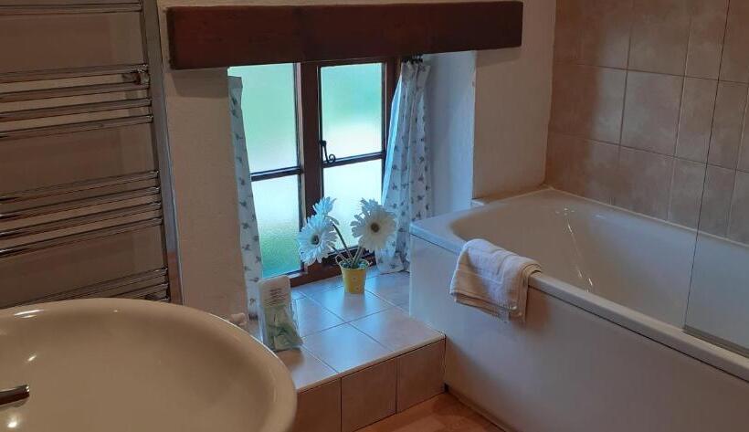 Дом 2 Спальни, Treliver Farm