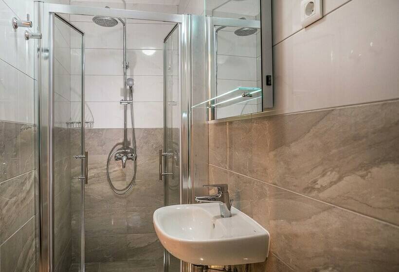 クラシックスタジオ, Serenity Split Apartments