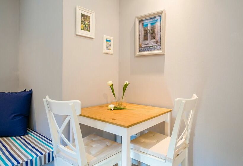 スーペリアスタジオ, Serenity Split Apartments