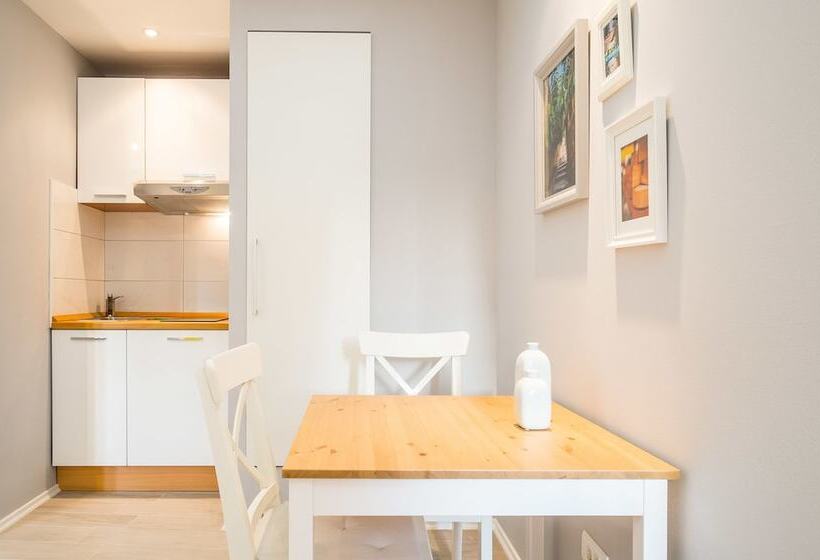 デラックススタジオ, Serenity Split Apartments