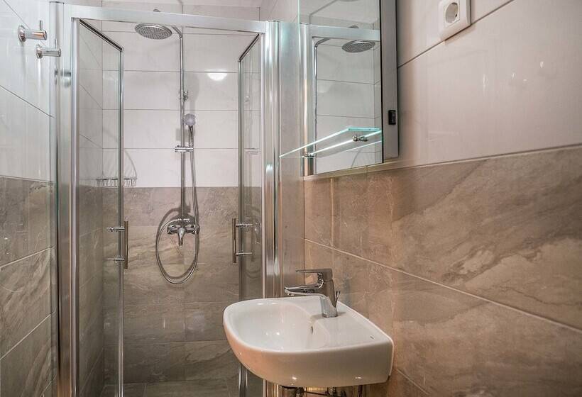 デラックススタジオ, Serenity Split Apartments