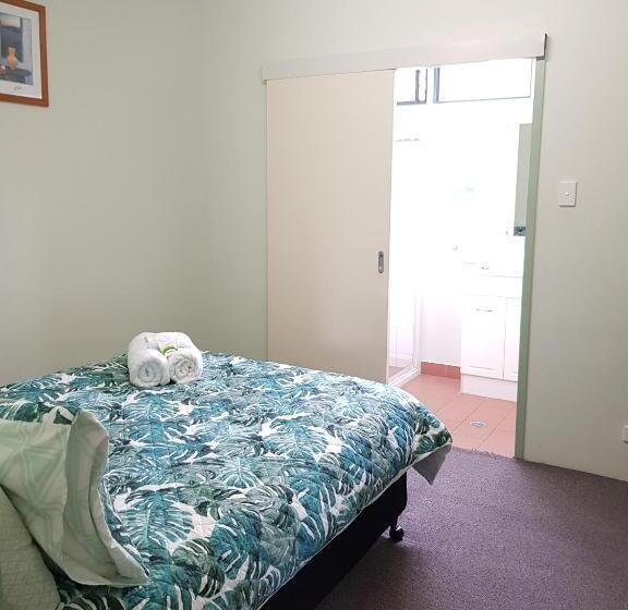 스탠다드 스튜디오, Harbour Lodge Motel