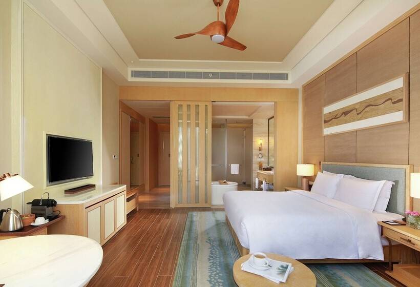 스탠다드 룸 킹사이즈 침대, Hilton Yuxi Fuxian Lake
