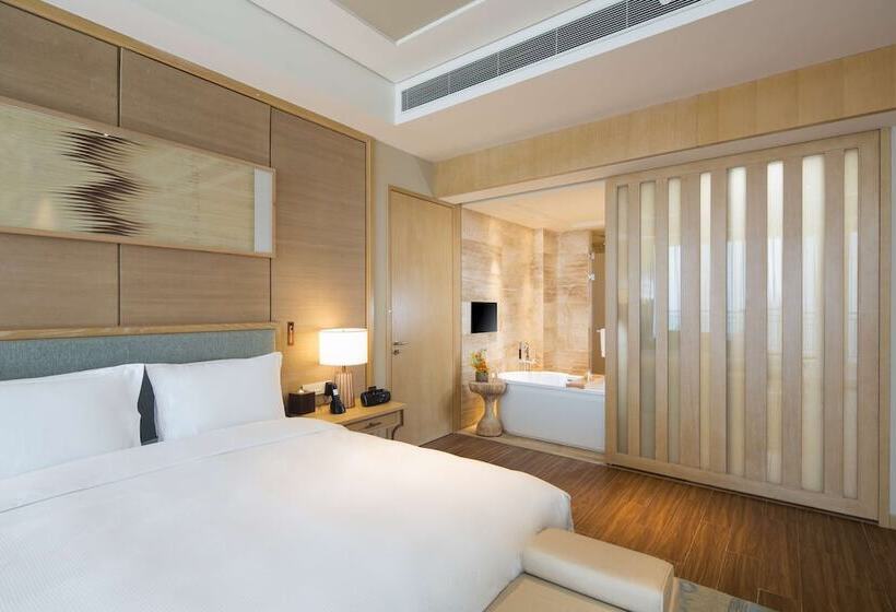 Люкс Повышенной Комфортности, Hilton Yuxi Fuxian Lake