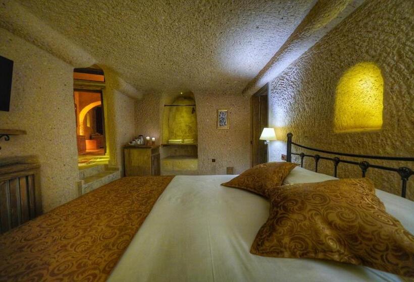 家庭套房, Takaev Cave House