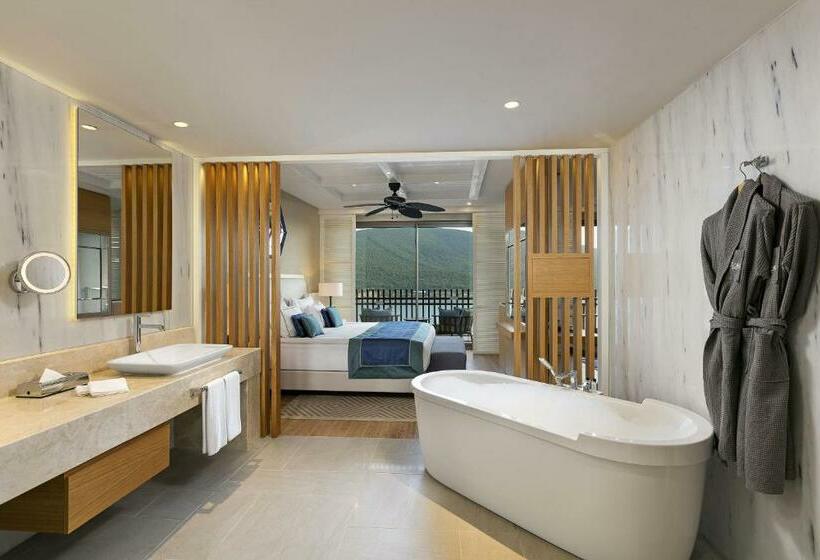 Номер Deluxe Вид на Море, Titanic Luxury Collection Bodrum