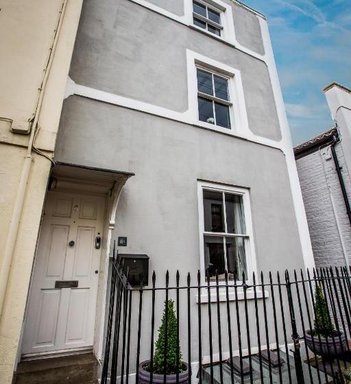 Дом 3 Спальни, No8 Chepstow