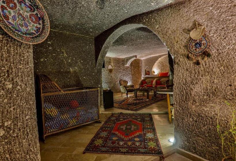 سوئیت با تخت بزرگ, Hidden Cave