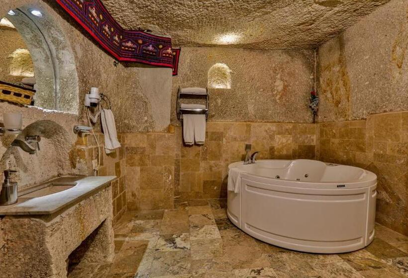 سوئیت با تخت بزرگ, Hidden Cave
