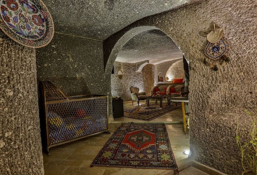 سوئیت با تخت بزرگ, Hidden Cave