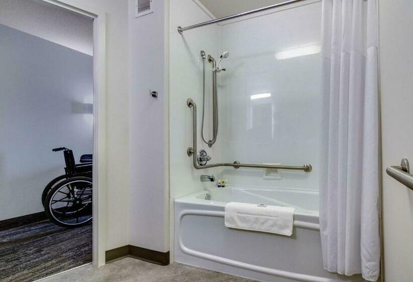 スタンダード４人部屋, Motel 6 Saskatoon, Sk