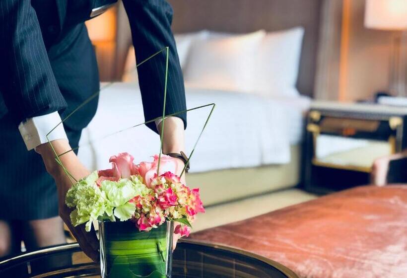 Standard studio with lake view, Yiwu Marriott