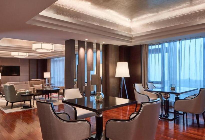 带大床的行政房间, Zhuhai Marriott