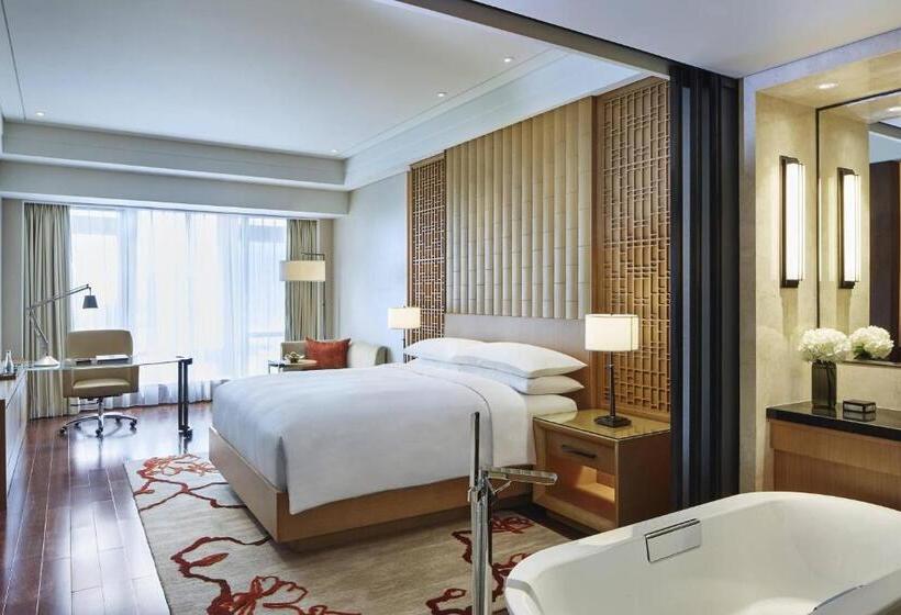 带大床的俱乐部房间, Zhuhai Marriott