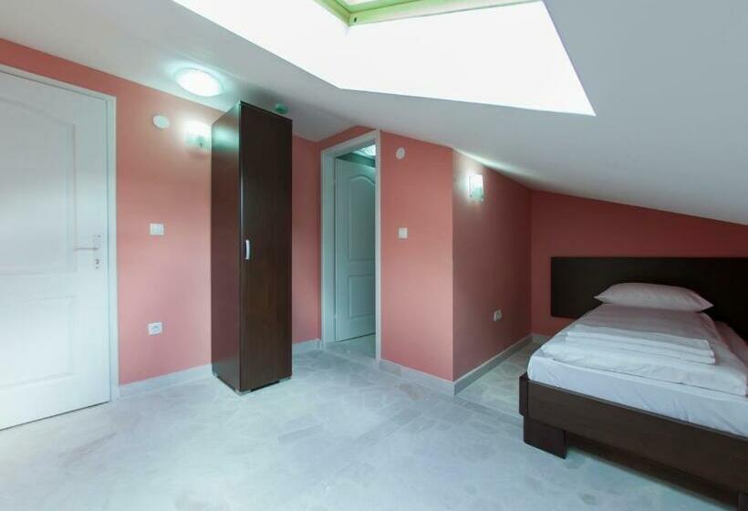 Chambre Standard Individuelle, Hayat Hills