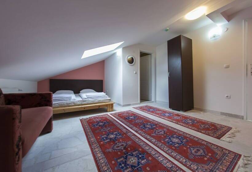 Chambre Standard Individuelle, Hayat Hills