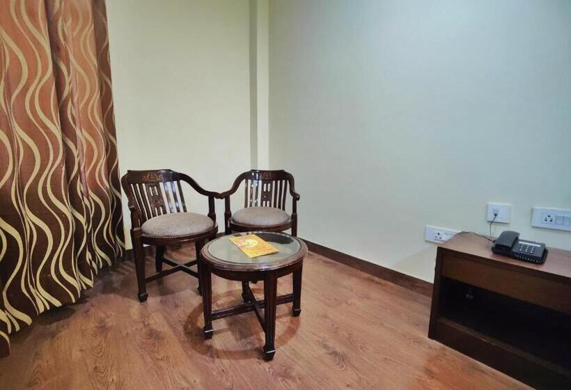디럭스 룸 킹사이즈 침대, The Ashoka Inn 300mts Walkable From Mall Road