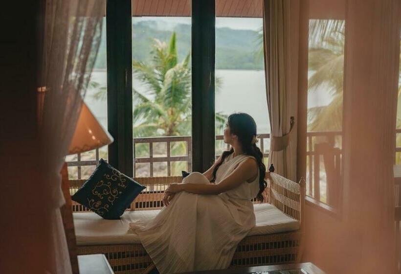اتاق لوکس با چشم‌انداز دریا, Kooncharaburi Resort   Koh Chang