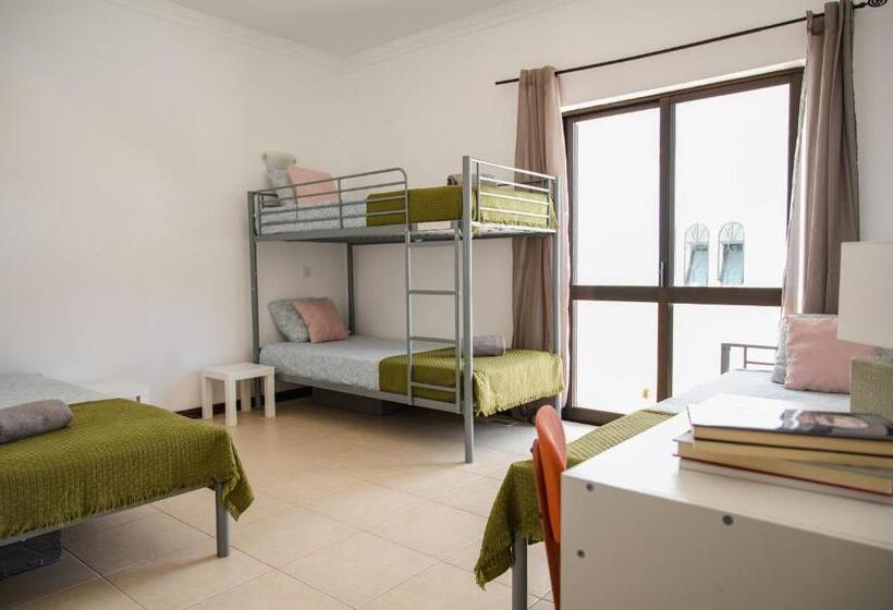 اتاق خانوادگی, Wakeup Villa