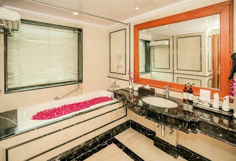 Номер Superior Кровать Кинг, Regenta Central Lucknow By Royal Orchid Hotels Limited