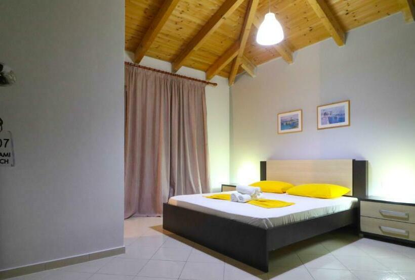 اتاق خانوادگی, Aris Rooms
