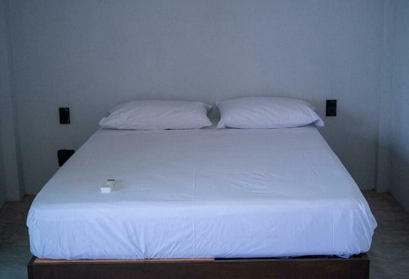 디럭스 룸, Straw Hat Surf Hostel & Bar