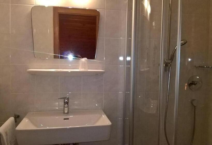 Pokój Ekonomiczny Jednoosobowy, Rodes