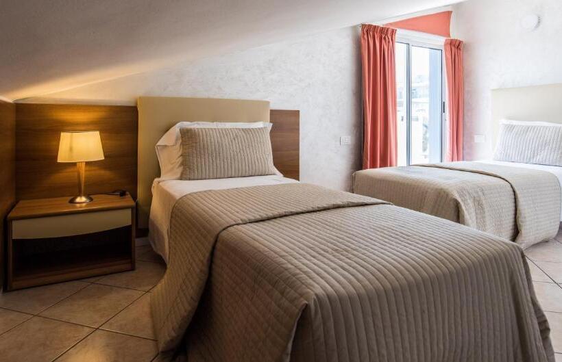 Chambre Familiale, Touring
