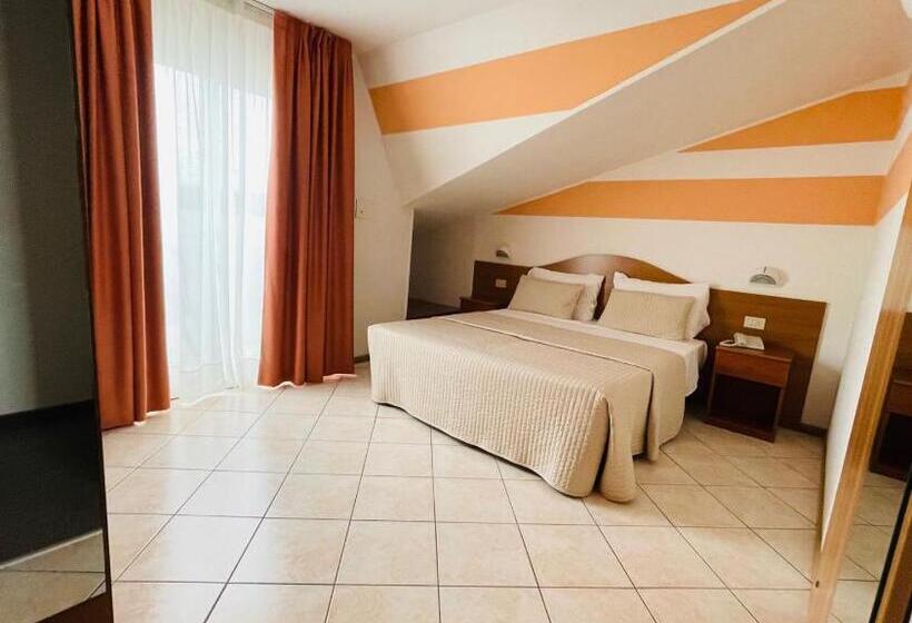 Chambre en Attique, Touring