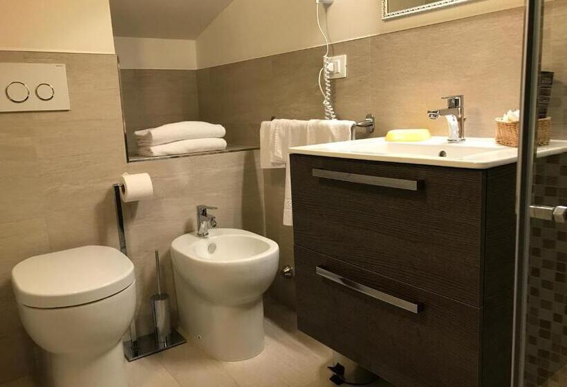 Chambre en Attique, Touring