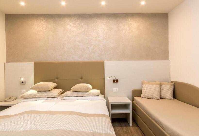 Chambre Quadruple Deluxe, Touring