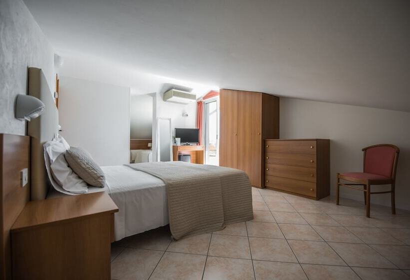 Chambre Familiale, Touring