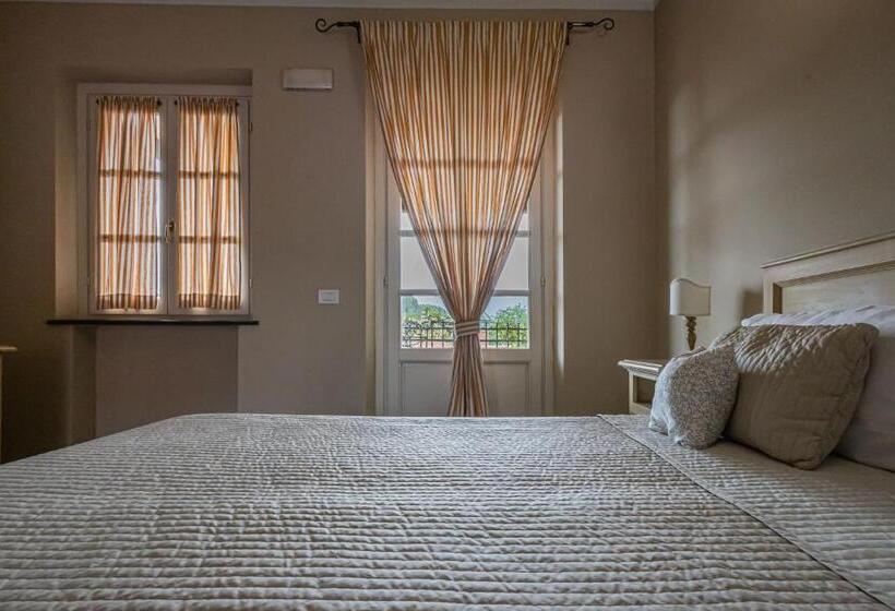 اتاق سوپریور با چشم‌انداز استخر, Albergo La Luna
