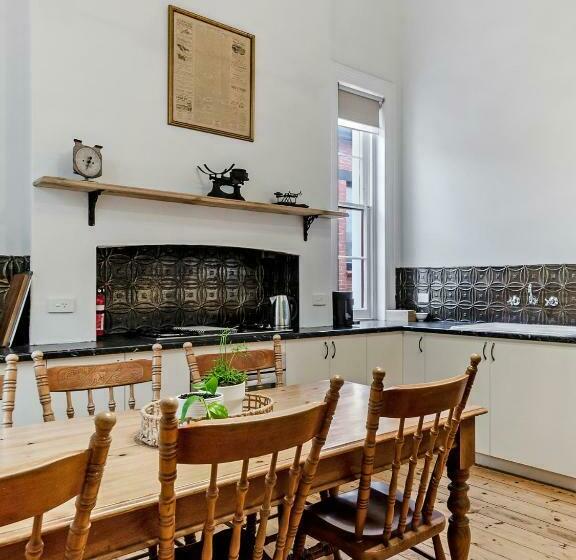 침실 3개 아파트, Annesley House